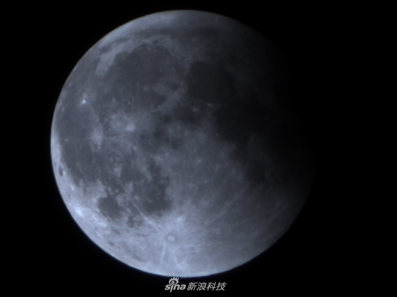 如果你已错过今年元旦的超级月亮，没关系！1月31日月亮女神上演“月全食血月+超级月亮+蓝月”三景合一天文奇观，150多年一遇！更多精彩尽在专题：http://tech.sina.com.cn/zt_d/2018lunareclipse