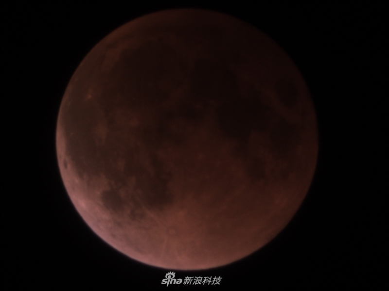 如果你已错过今年元旦的超级月亮，没关系！1月31日月亮女神上演“月全食血月+超级月亮+蓝月”三景合一天文奇观，150多年一遇！更多精彩尽在专题：http://tech.sina.com.cn/zt_d/2018lunareclipse