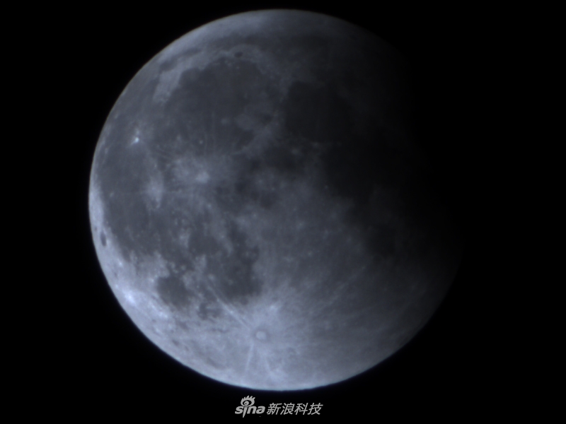 如果你已错过今年元旦的超级月亮，没关系！1月31日月亮女神上演“月全食血月+超级月亮+蓝月”三景合一天文奇观，150多年一遇！更多精彩尽在专题：http://tech.sina.com.cn/zt_d/2018lunareclipse