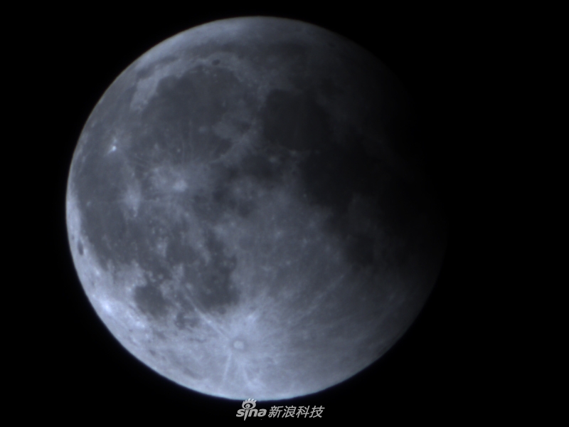 如果你已错过今年元旦的超级月亮，没关系！1月31日月亮女神上演“月全食血月+超级月亮+蓝月”三景合一天文奇观，150多年一遇！更多精彩尽在专题：http://tech.sina.com.cn/zt_d/2018lunareclipse