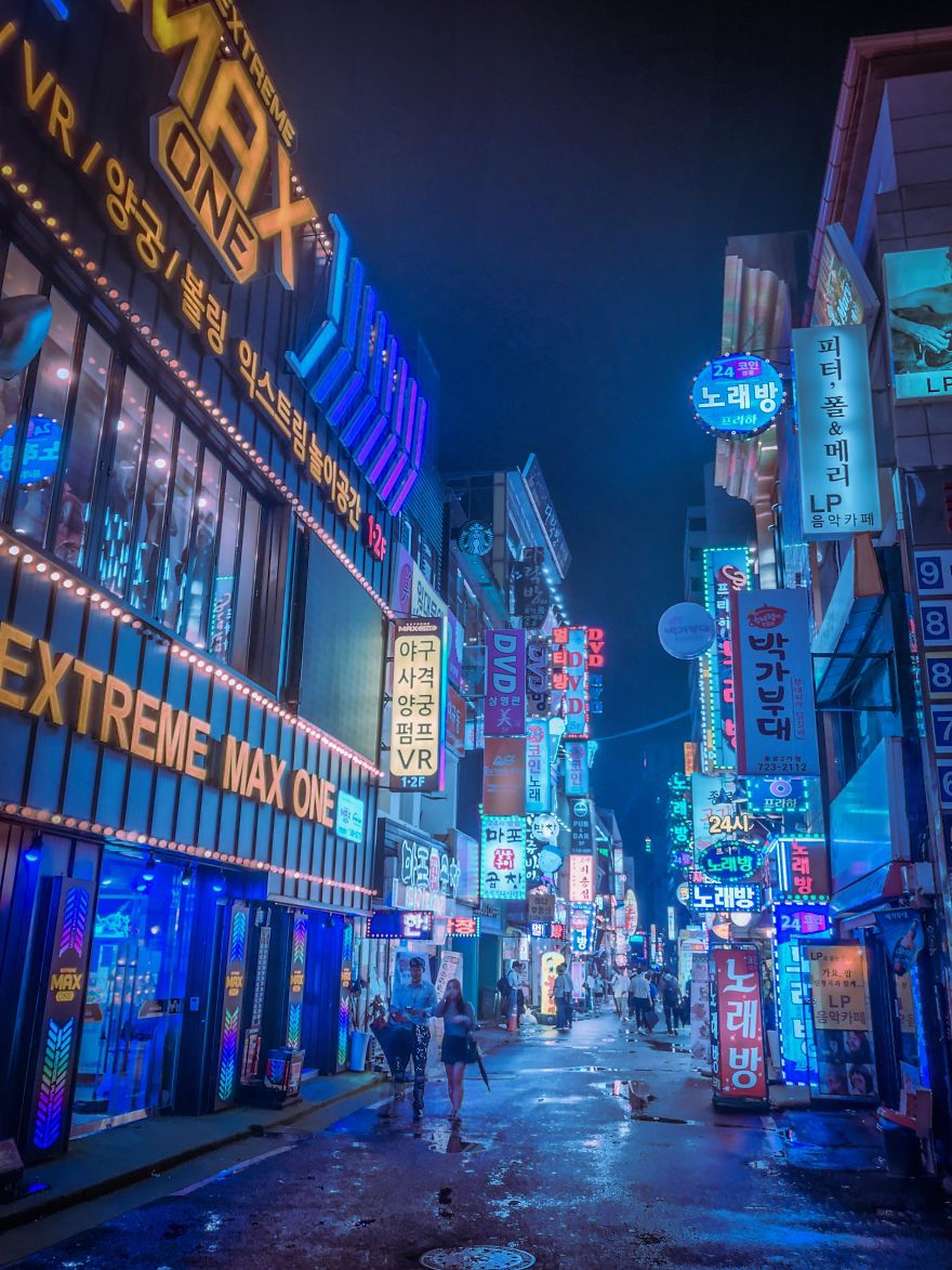 手机摄影与霓虹闪烁的街头 雨夜中的韩国首尔
