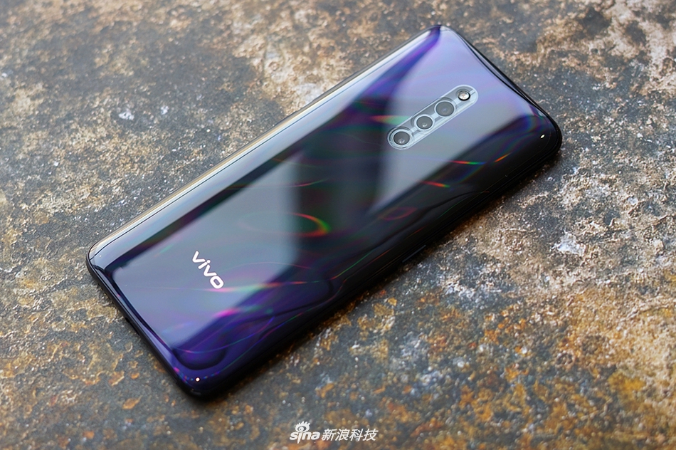 vivo X27 Pro,vivo Z5i 设计常说的"五彩斑斓的黑"什么样? vivo x27 pro黑珍珠图赏