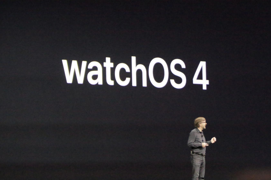 苹果负责技术的副总裁Kevin Lynch登场介绍watchOS 4。