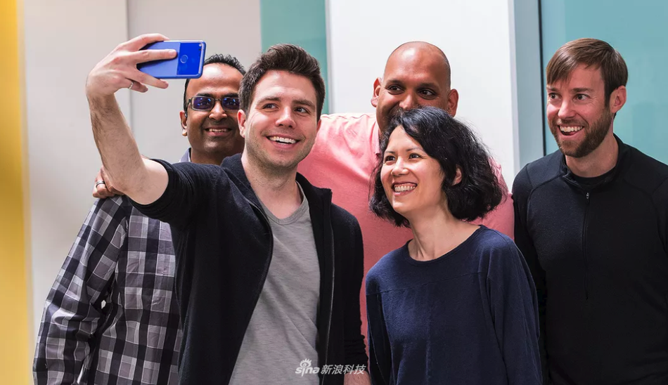 虽然听起来把照片和AI结合起来很酷，但是究竟能怎样挖掘照片里的信息，外媒做了简单体验。