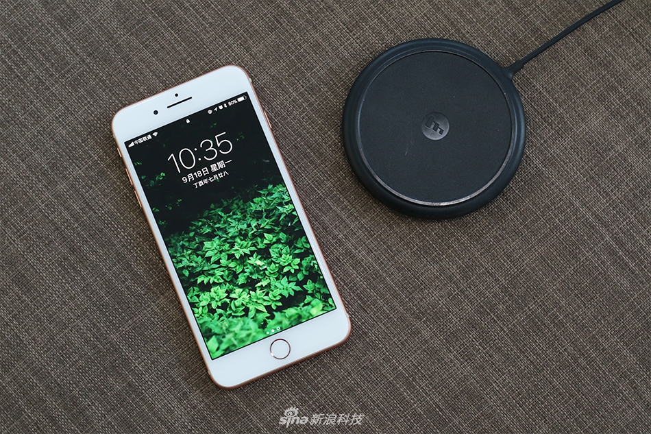 对苹果和它的用户们来讲，这是不同寻常的一年，无论是产品还是他们的名字。现在新浪数码为您带来iPhone 8和8 Plus这两款手机的上手图集。