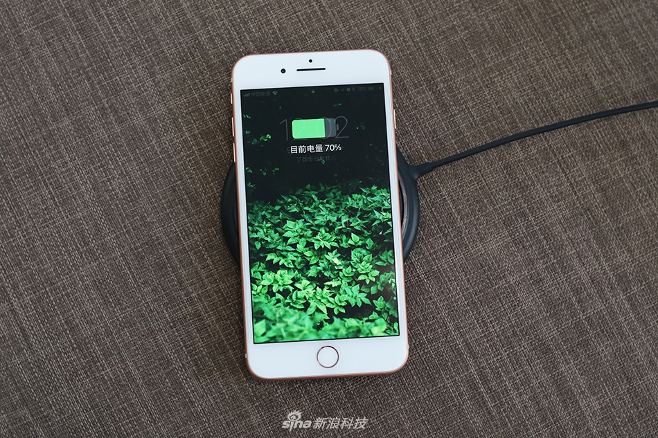 对苹果和它的用户们来讲，这是不同寻常的一年，无论是产品还是他们的名字。现在新浪数码为您带来iPhone 8和8 Plus这两款手机的上手图集。