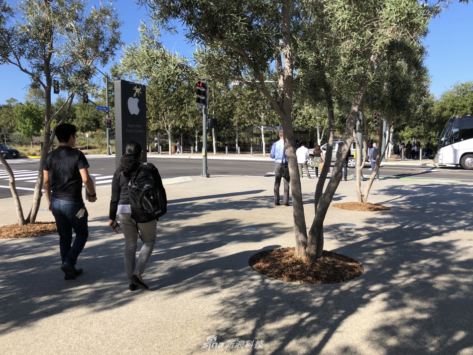 苹果将于北京时间的今晚，13号的凌晨召开秋季新品；这次我们依然准备有中文字幕带同传的现场视频，看直播还能直接抽新iPhone，并且请来了创造101的小姐姐强东玥。