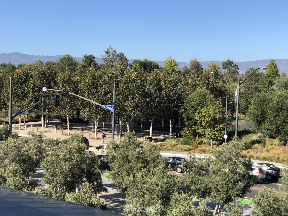 苹果将于北京时间的今晚，13号的凌晨召开秋季新品；这次我们依然准备有中文字幕带同传的现场视频，看直播还能直接抽新iPhone，并且请来了创造101的小姐姐强东玥。