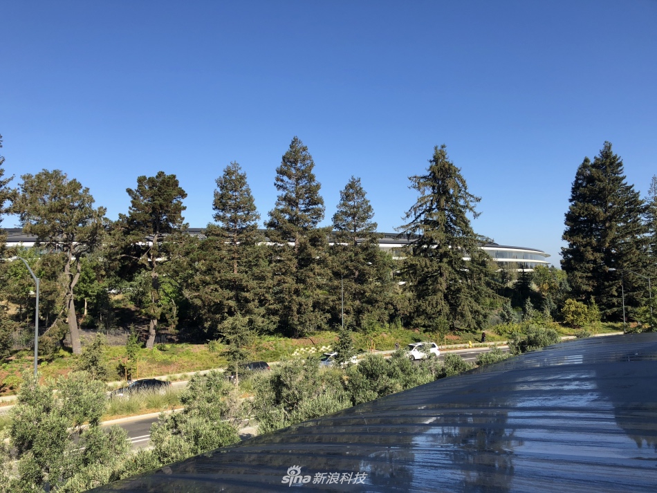 苹果将于北京时间的今晚，13号的凌晨召开秋季新品；这次我们依然准备有中文字幕带同传的现场视频，看直播还能直接抽新iPhone，并且请来了创造101的小姐姐强东玥。