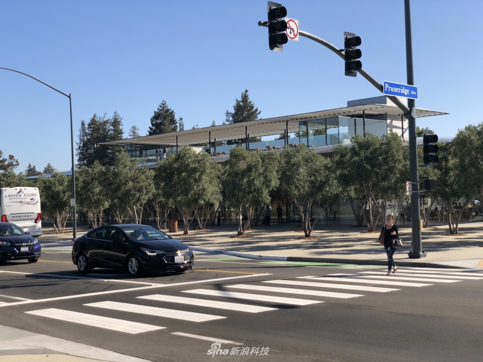 苹果将于北京时间的今晚，13号的凌晨召开秋季新品；这次我们依然准备有中文字幕带同传的现场视频，看直播还能直接抽新iPhone，并且请来了创造101的小姐姐强东玥。