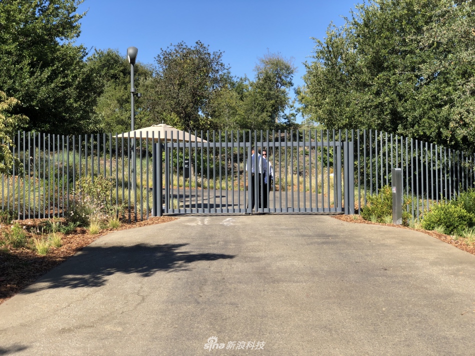 苹果将于北京时间的今晚，13号的凌晨召开秋季新品；这次我们依然准备有中文字幕带同传的现场视频，看直播还能直接抽新iPhone，并且请来了创造101的小姐姐强东玥。