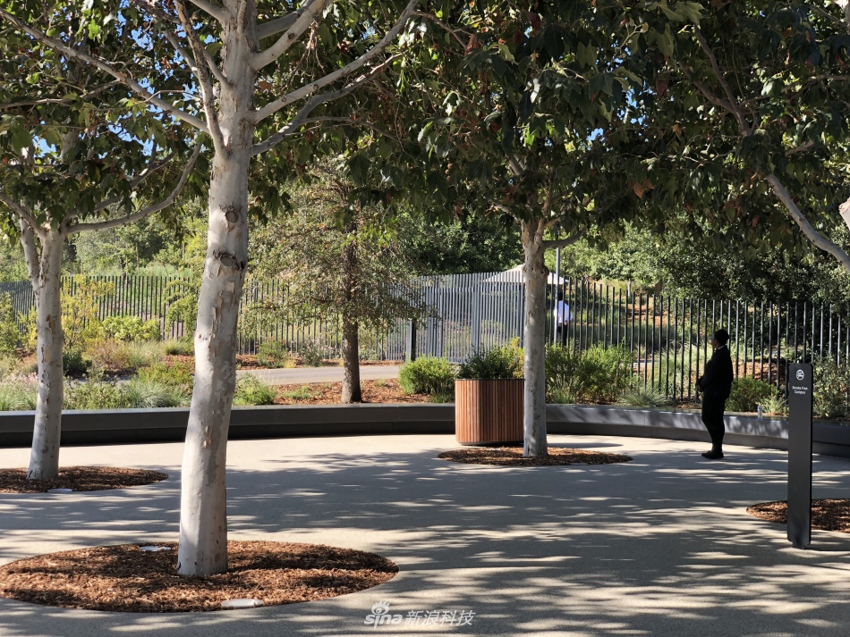 苹果将于北京时间的今晚，13号的凌晨召开秋季新品；这次我们依然准备有中文字幕带同传的现场视频，看直播还能直接抽新iPhone，并且请来了创造101的小姐姐强东玥。