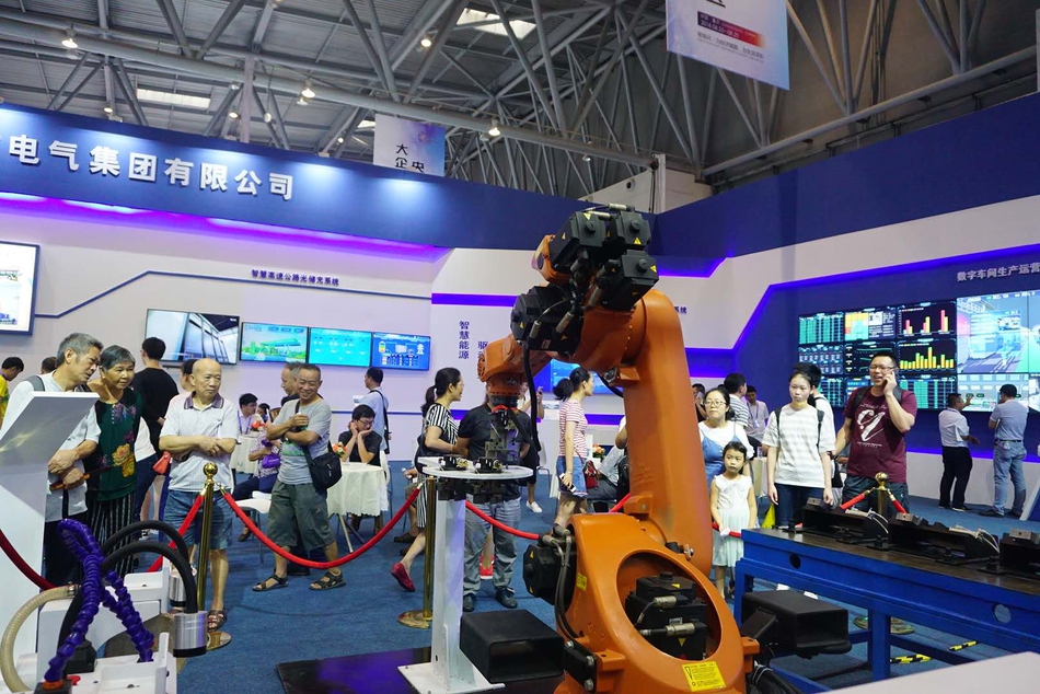 首届中国国际智能产业博览会于8月23日在重庆国际博览中心开幕，本届智博会以“智能化：为经济赋能，为生活添彩”为主题。