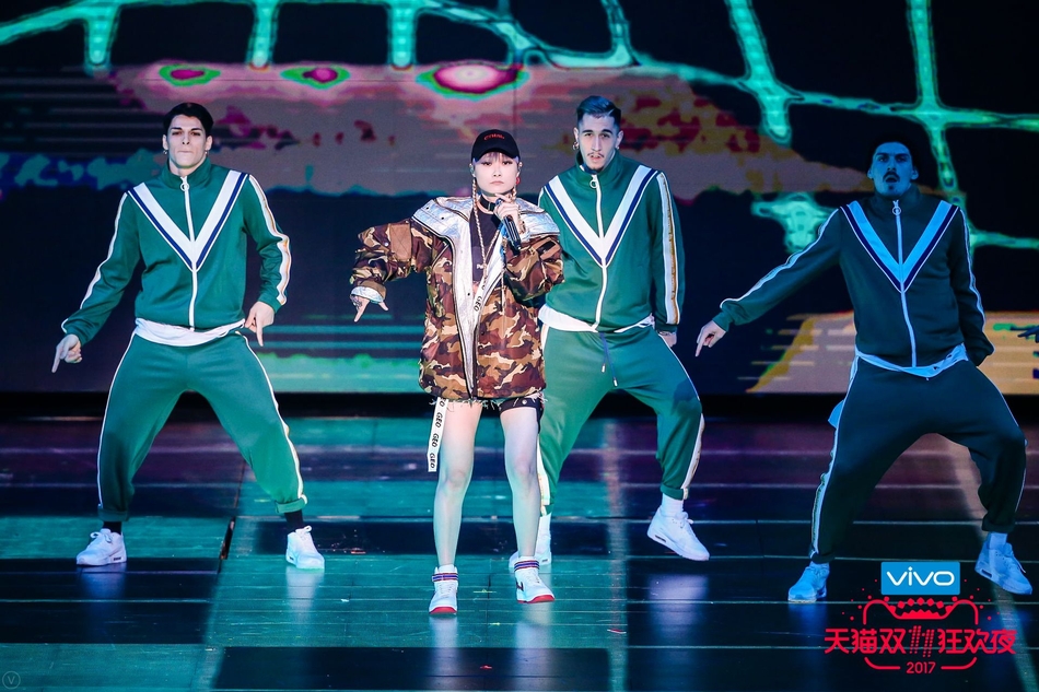 李宇春登台，演唱《流行》。