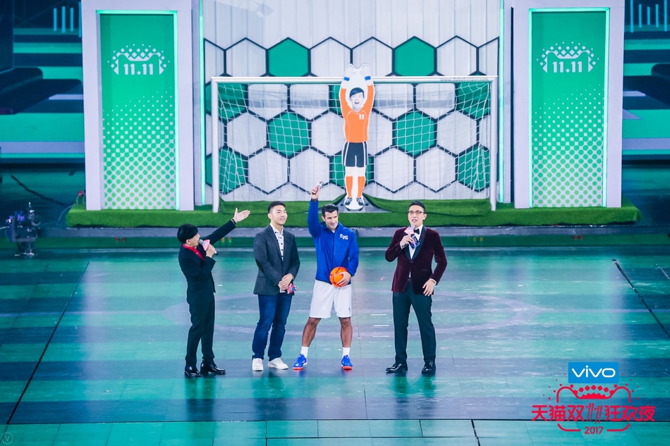 路易斯·菲戈大战机器人。