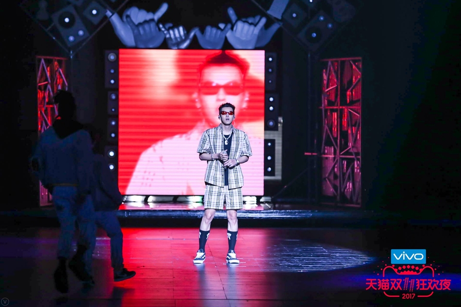 吴亦凡上台表演。