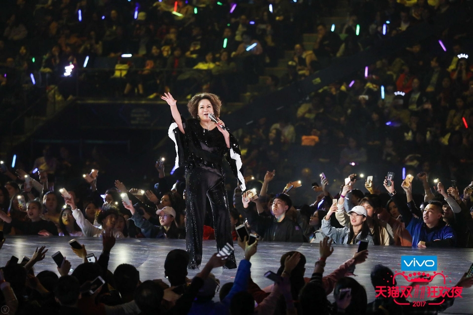 杜丽莎倾情献唱《 I believe I can fly》。