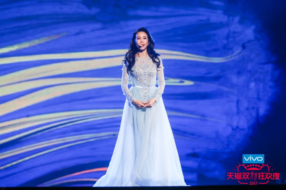 莫文蔚演唱《在那遥远的地方》。