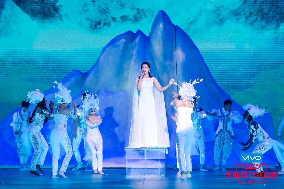 刘涛演唱《雪人》。