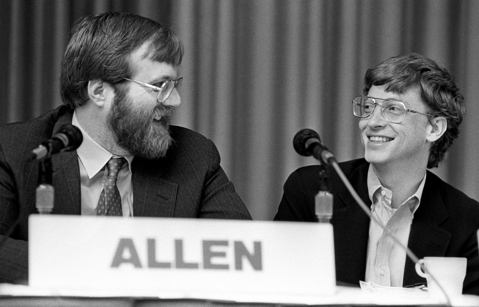 北京时间10月16日早间消息，微软联合创始人保罗·艾伦（Paul Allen）周一去世，享年65岁。本月早些时候，艾伦曾表示，他正因为非霍奇金淋巴瘤接受治疗。艾伦是比尔·盖茨（Bill Gates）儿时的朋友，两人于1975年一同创立了微软。图为保罗·艾伦（左）与比尔盖茨合影。