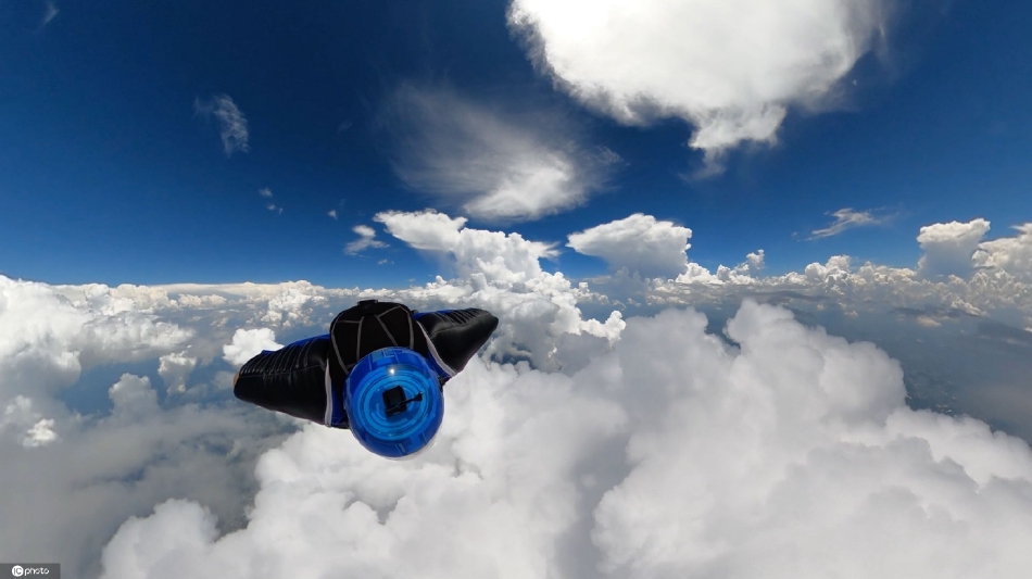 美国翼装飞行员挑战极限穿过云层