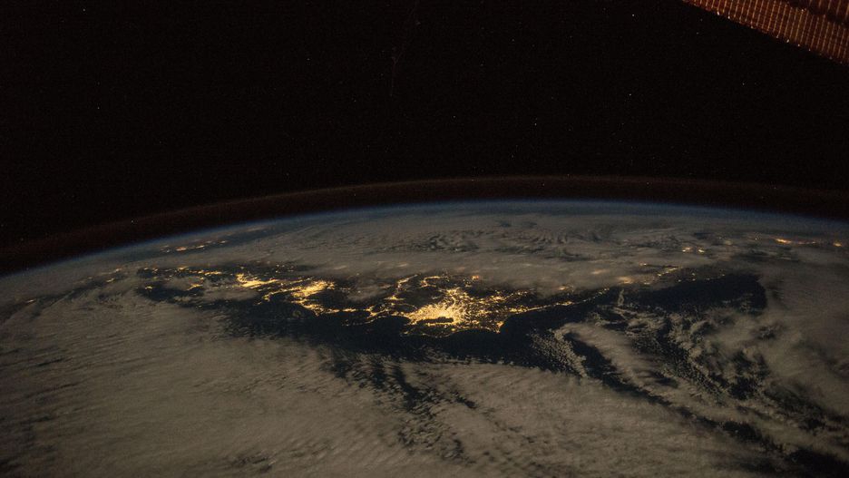 宇航员在空间站拍摄地球"无限奇迹"