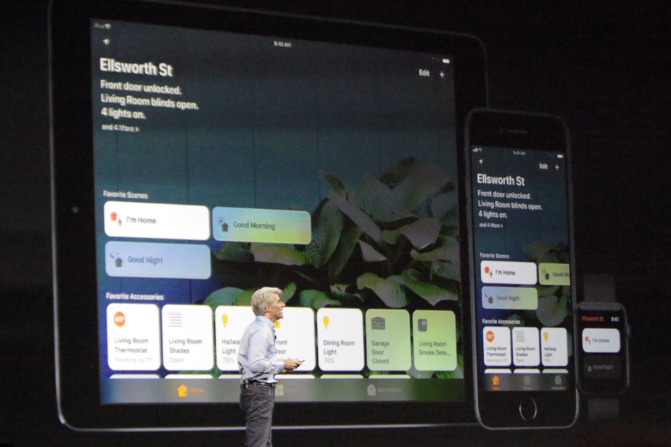 智能家居控制中心HomeKit也增加了新功能，比如好友去你家做客，在经过你iPhone授权后，可以直接吧他手机里的音乐用你家的音响播放。