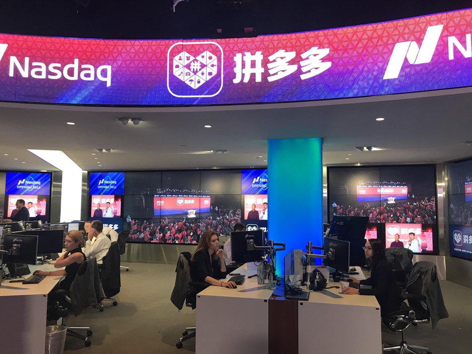 纽约纳斯达克现场，这是纳斯达克史上首次在上海和纽约同时敲钟。