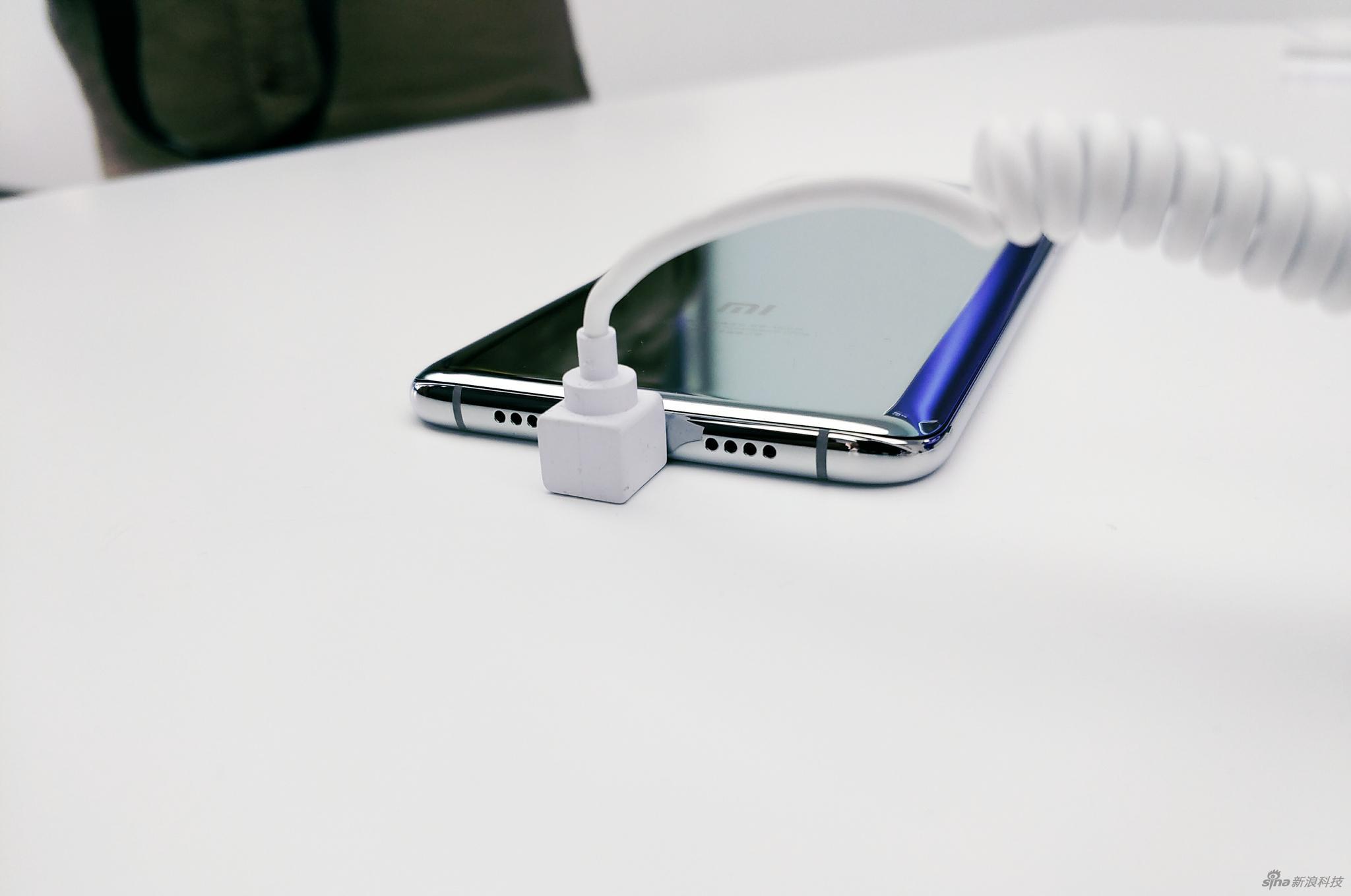 小米6此次采用“双面玻璃”升级版概念，主要工艺体现在背面和中框部分，正面则比较中规中矩。