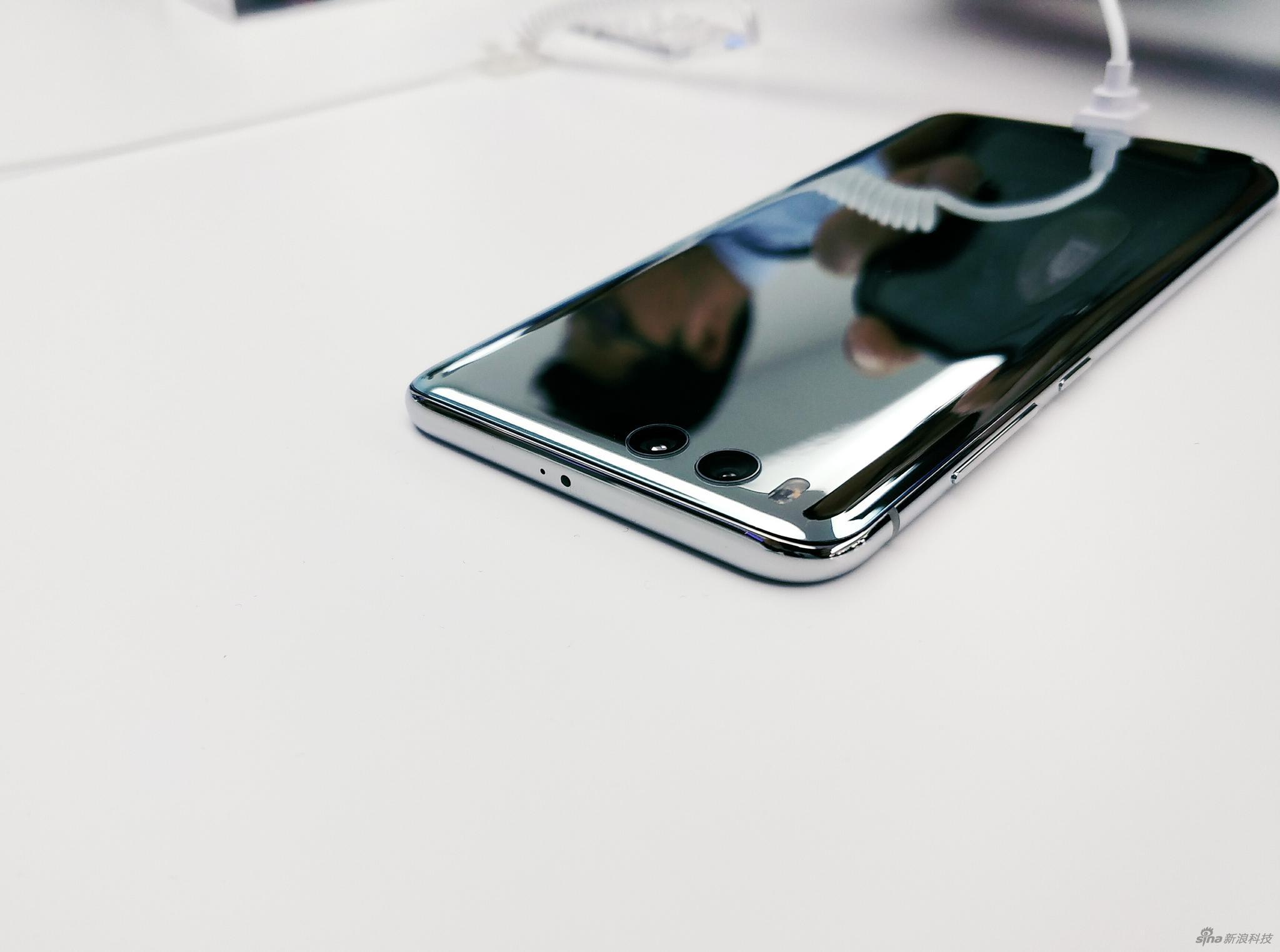 小米6此次采用“双面玻璃”升级版概念，主要工艺体现在背面和中框部分，正面则比较中规中矩。