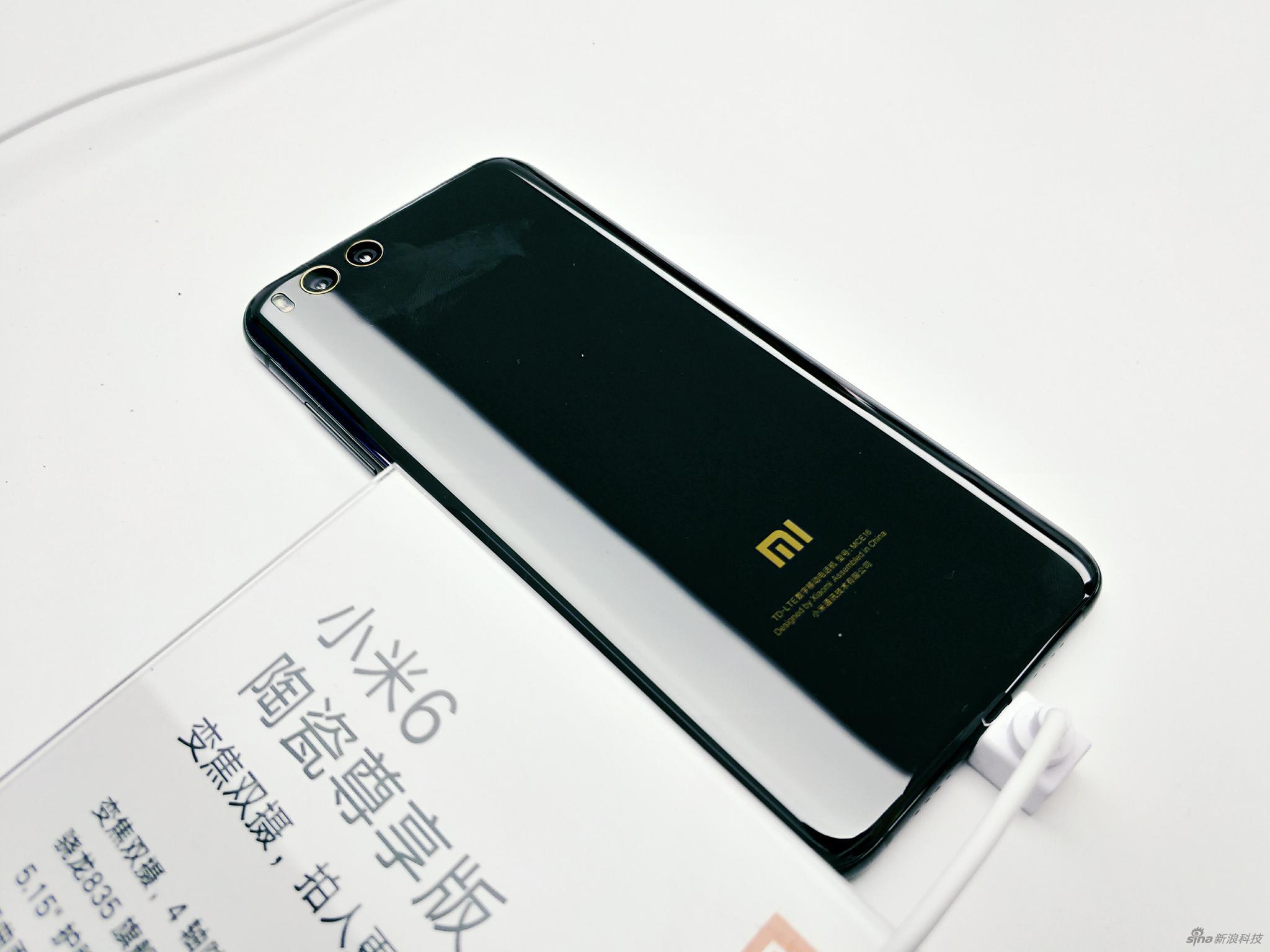 小米6此次采用“双面玻璃”升级版概念，主要工艺体现在背面和中框部分，正面则比较中规中矩。