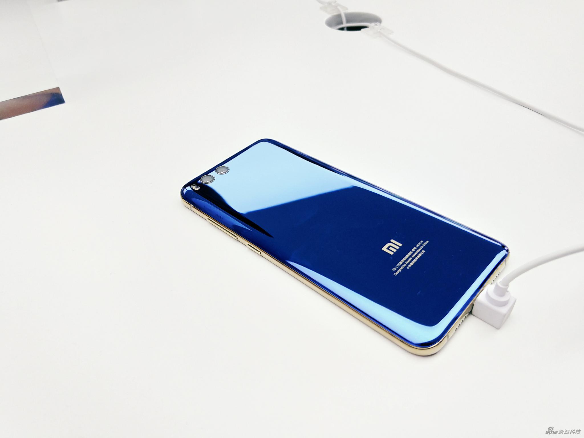 小米6此次采用“双面玻璃”升级版概念，主要工艺体现在背面和中框部分，正面则比较中规中矩。