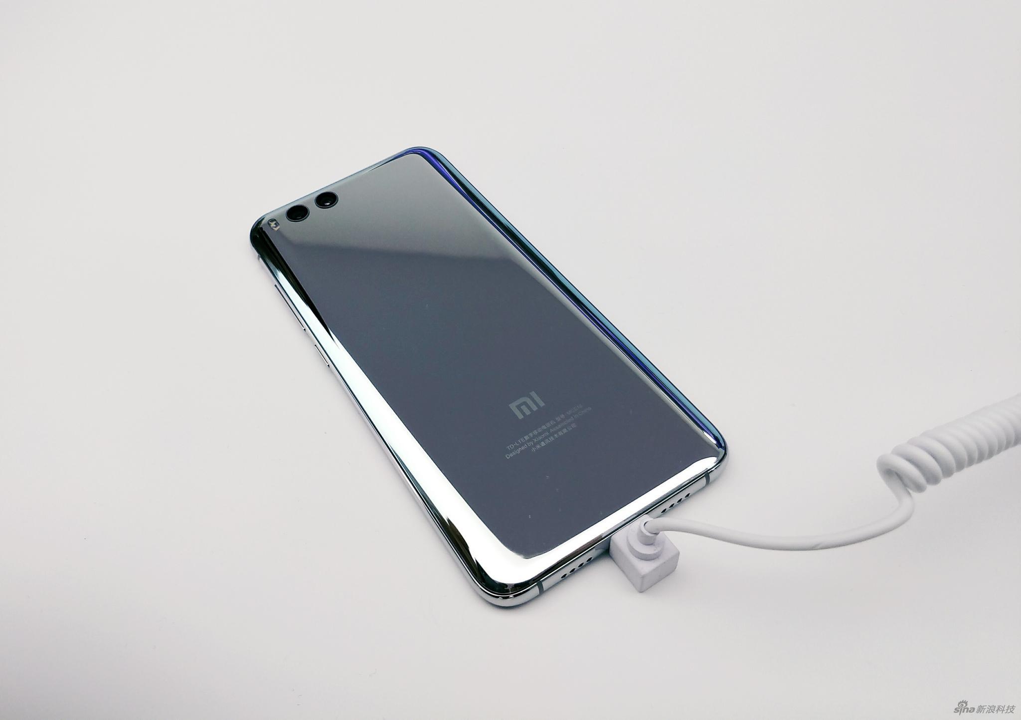 小米6此次采用“双面玻璃”升级版概念，主要工艺体现在背面和中框部分，正面则比较中规中矩。