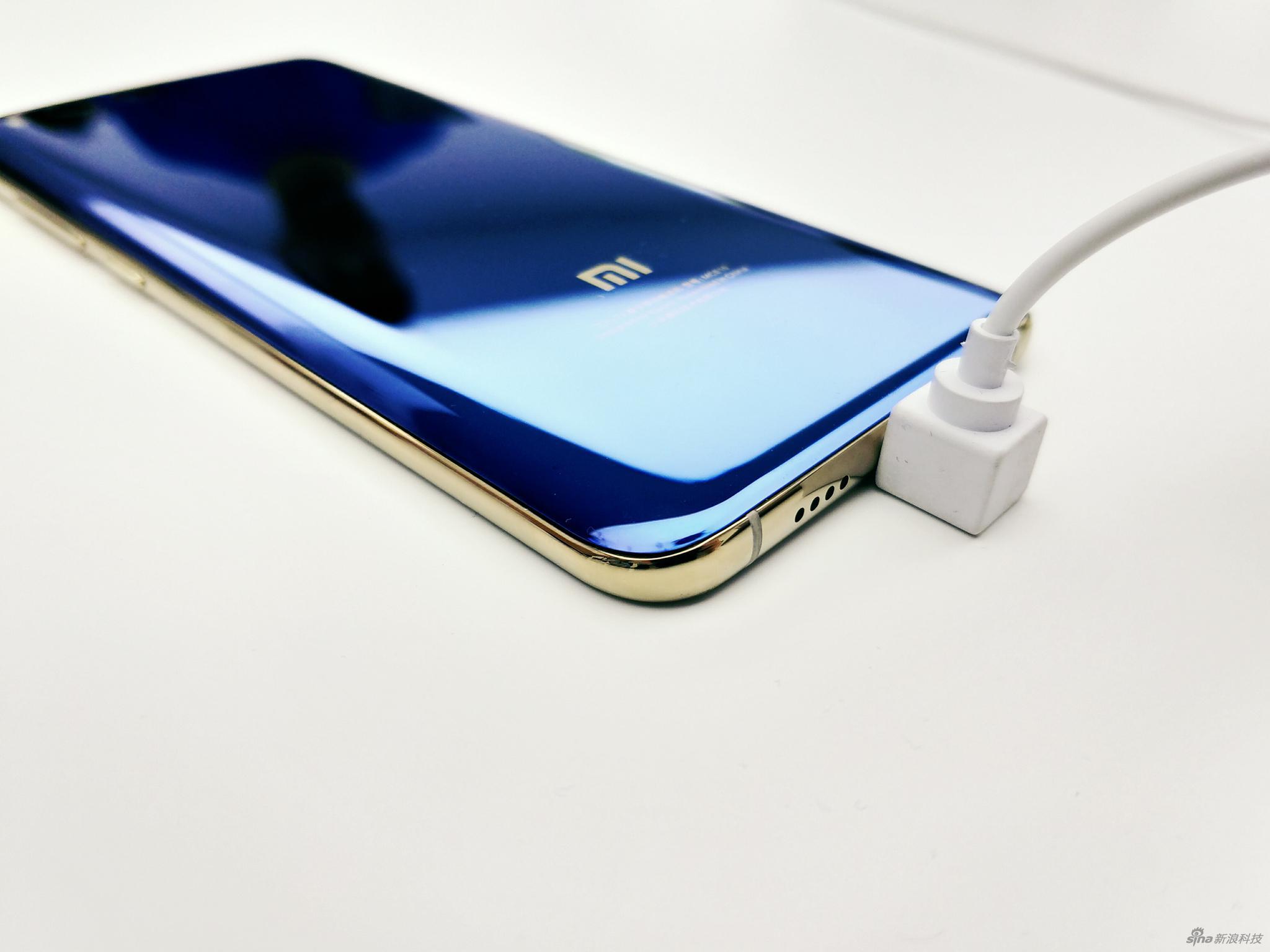 小米6此次采用“双面玻璃”升级版概念，主要工艺体现在背面和中框部分，正面则比较中规中矩。