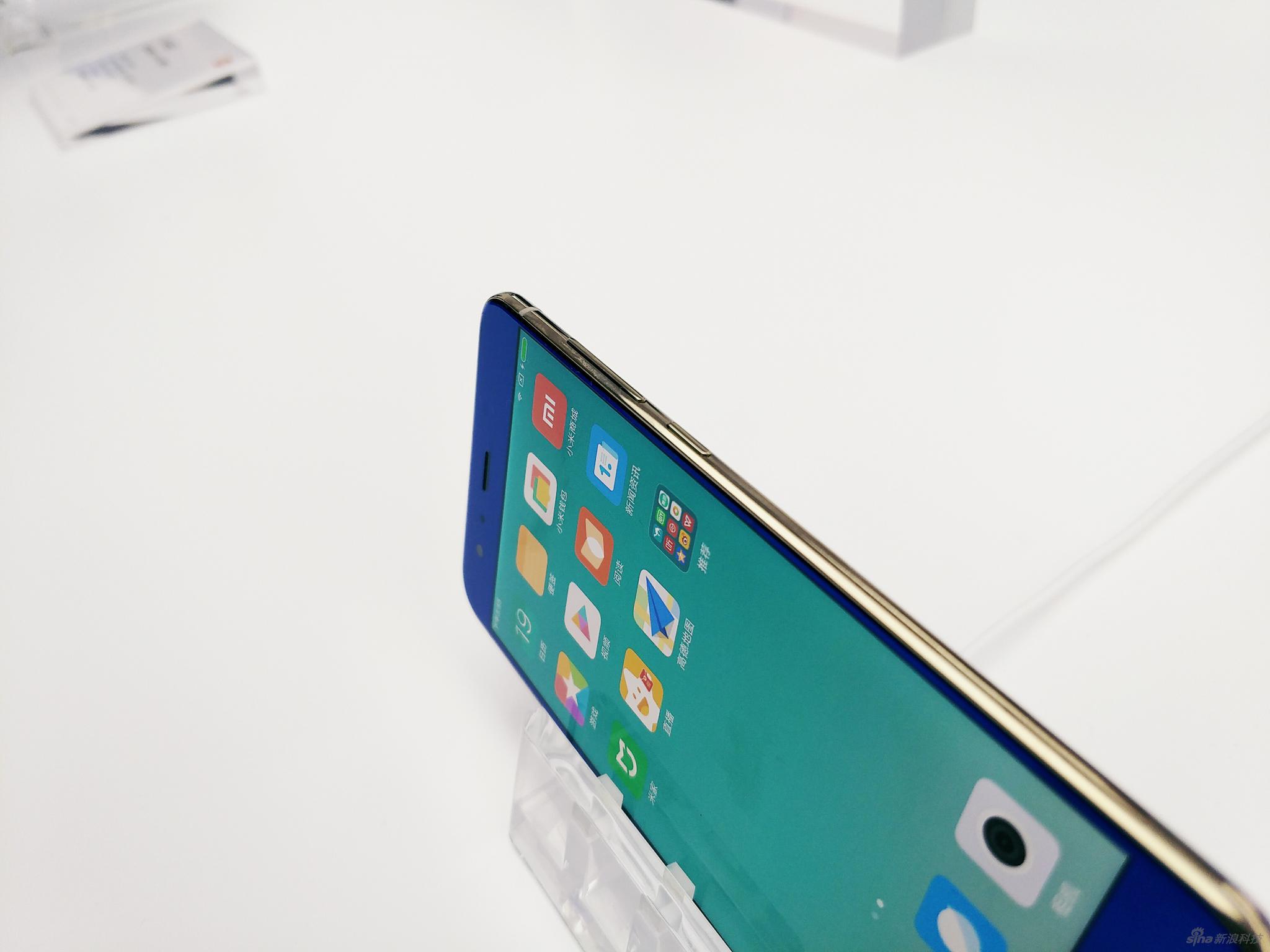 小米6此次采用“双面玻璃”升级版概念，主要工艺体现在背面和中框部分，正面则比较中规中矩。