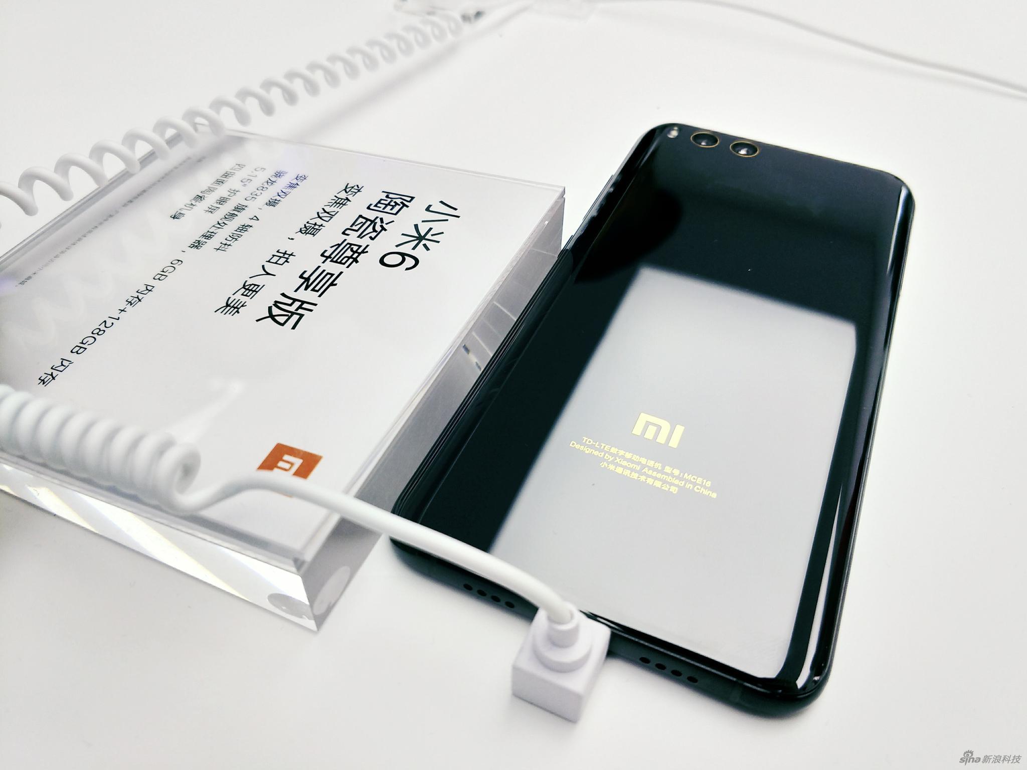 小米6此次采用“双面玻璃”升级版概念，主要工艺体现在背面和中框部分，正面则比较中规中矩。