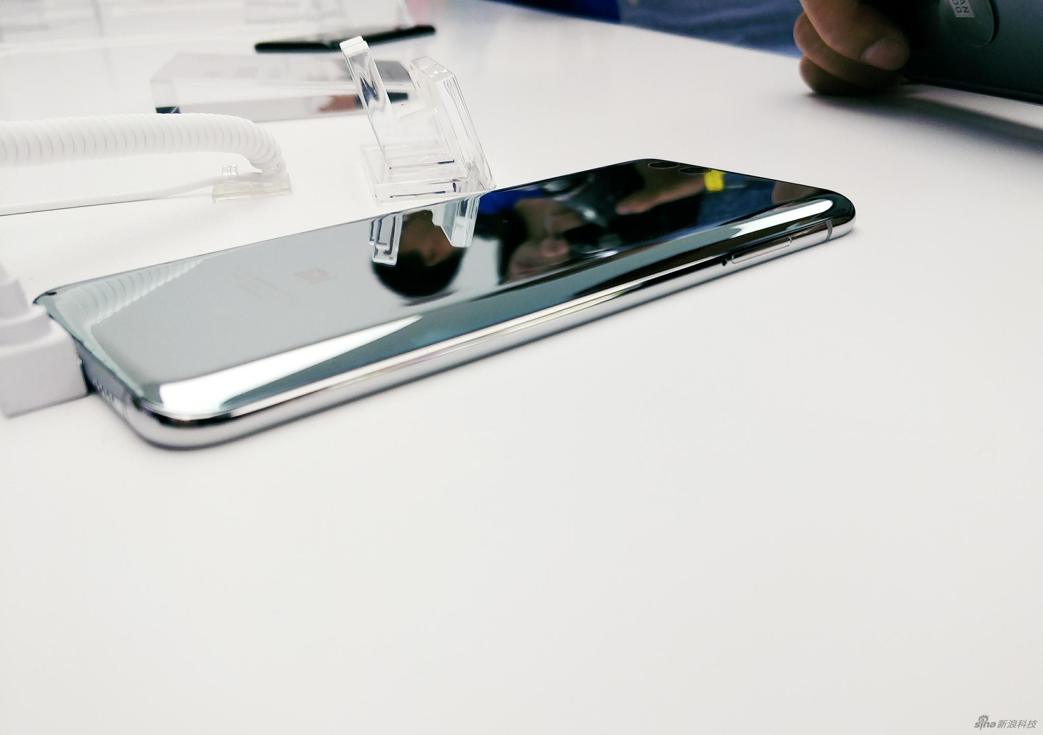 小米6此次采用“双面玻璃”升级版概念，主要工艺体现在背面和中框部分，正面则比较中规中矩。