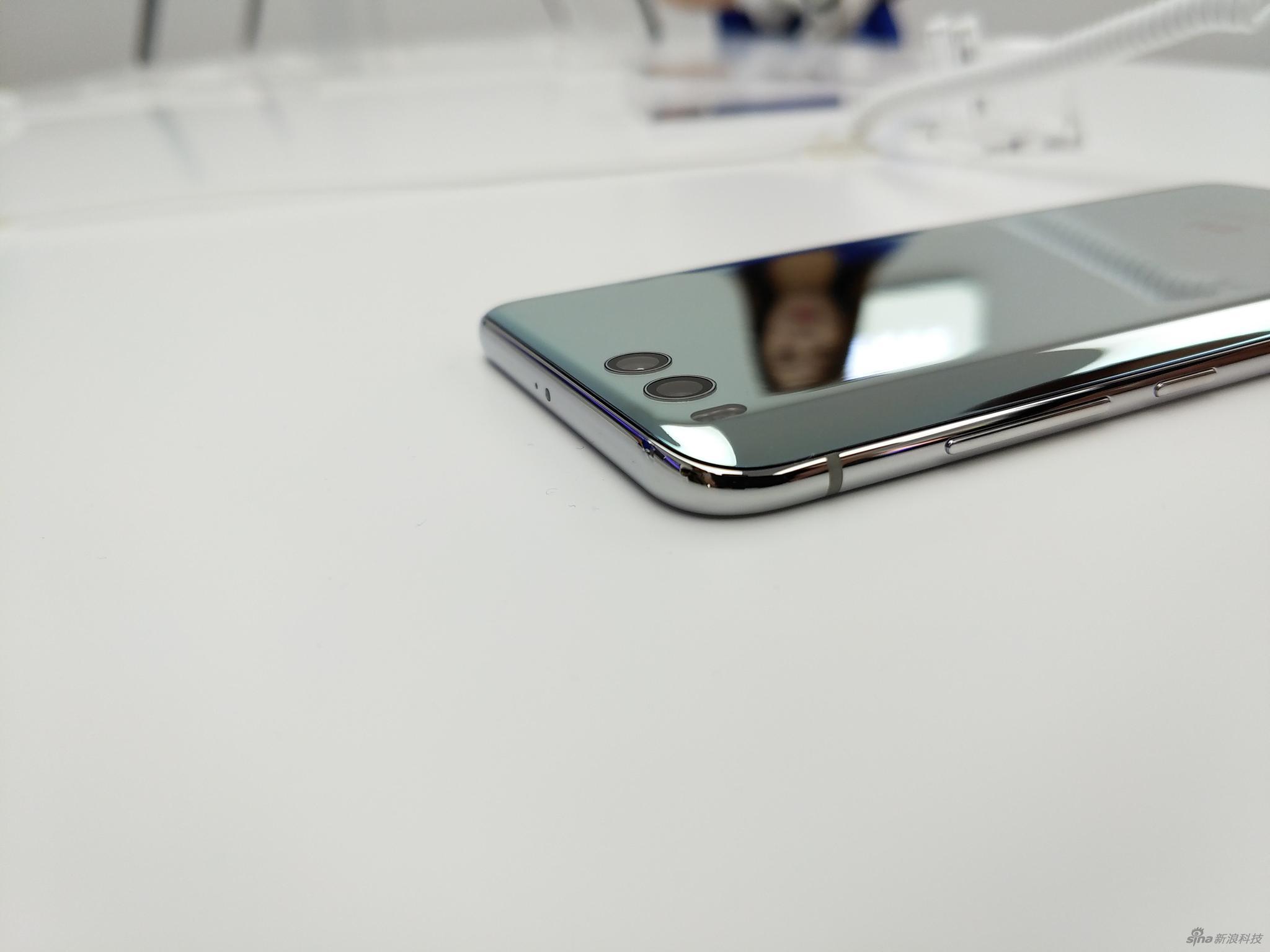 小米6此次采用“双面玻璃”升级版概念，主要工艺体现在背面和中框部分，正面则比较中规中矩。