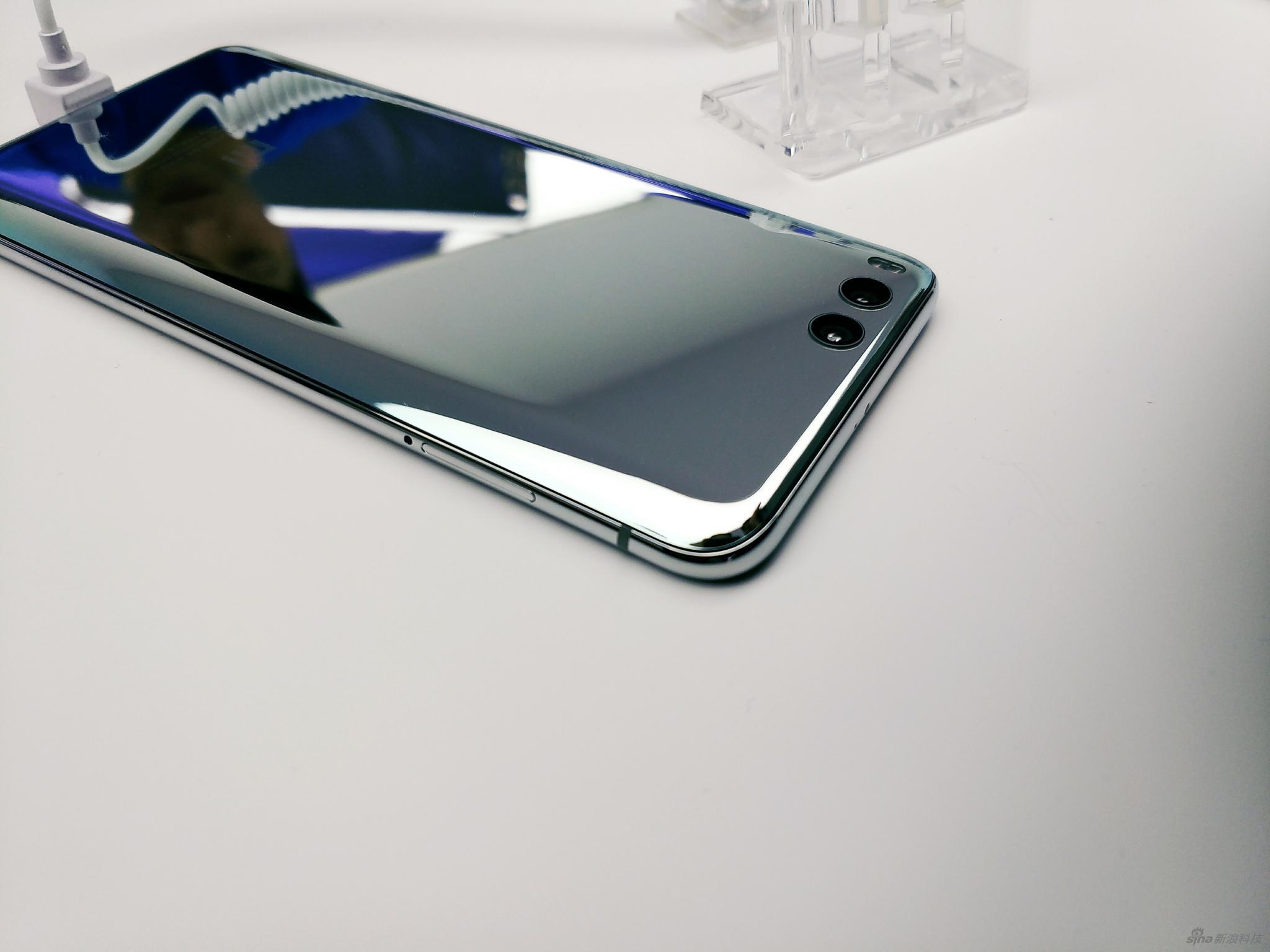 小米6此次采用“双面玻璃”升级版概念，主要工艺体现在背面和中框部分，正面则比较中规中矩。