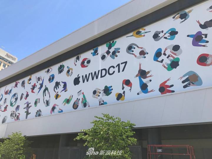 我们前方记者已经就位，为我们带来第一波探馆图集。其实，时间尚早，会场内部还在布置。