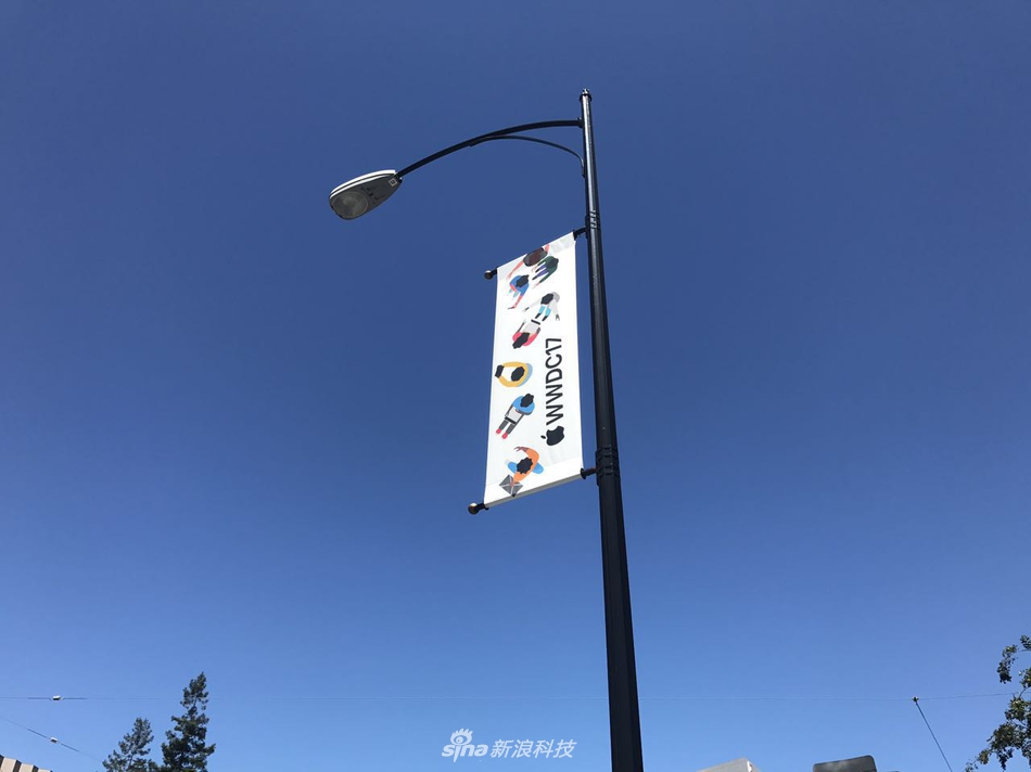 我们前方记者已经就位，为我们带来第一波探馆图集。其实，时间尚早，会场内部还在布置。