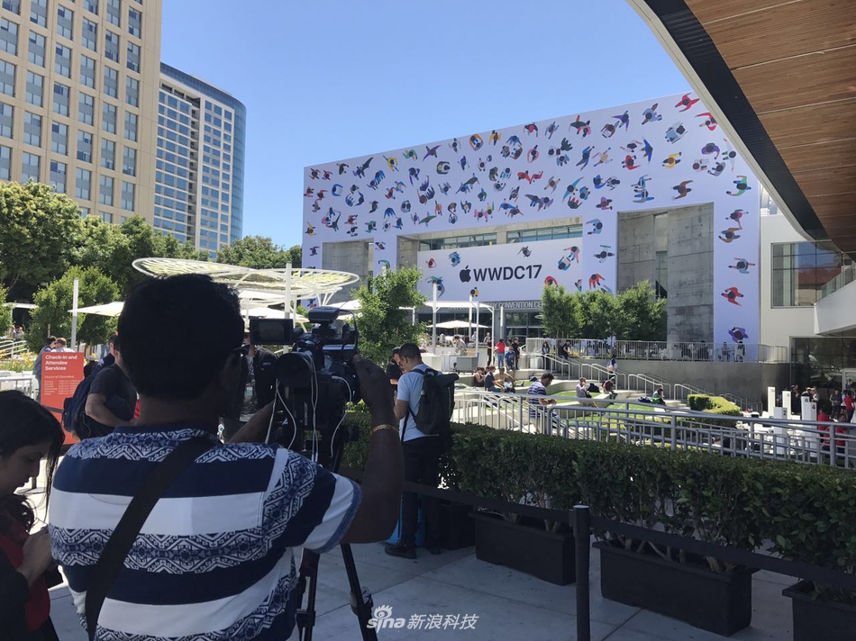 我们前方记者已经就位，为我们带来第一波探馆图集。其实，时间尚早，会场内部还在布置。