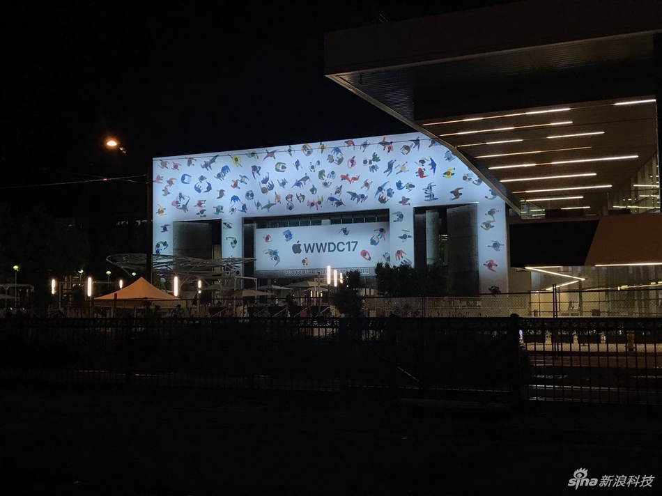 夜幕降临，会场主要道路已经封锁，人们无法靠近，只能趁着灯光，远远地看上几眼。