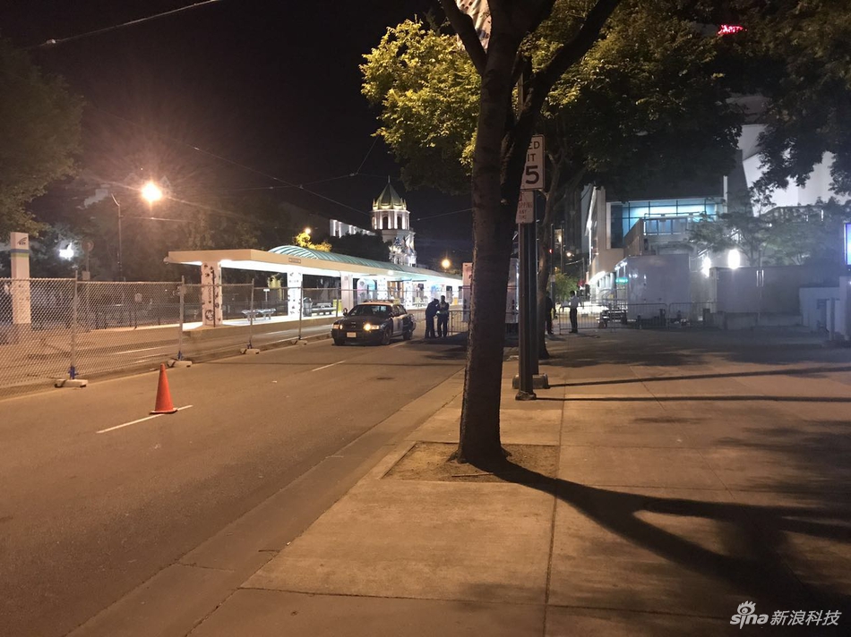 夜幕降临，会场主要道路已经封锁，人们无法靠近，只能趁着灯光，远远地看上几眼。