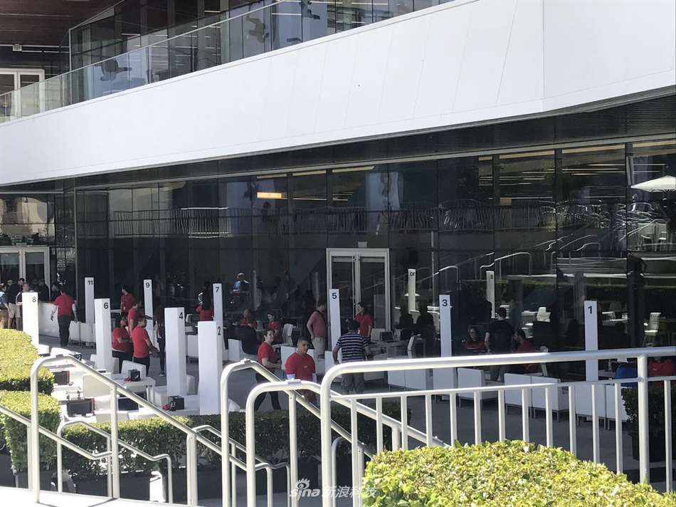 我们前方记者已经就位，为我们带来第一波探馆图集。其实，时间尚早，会场内部还在布置。