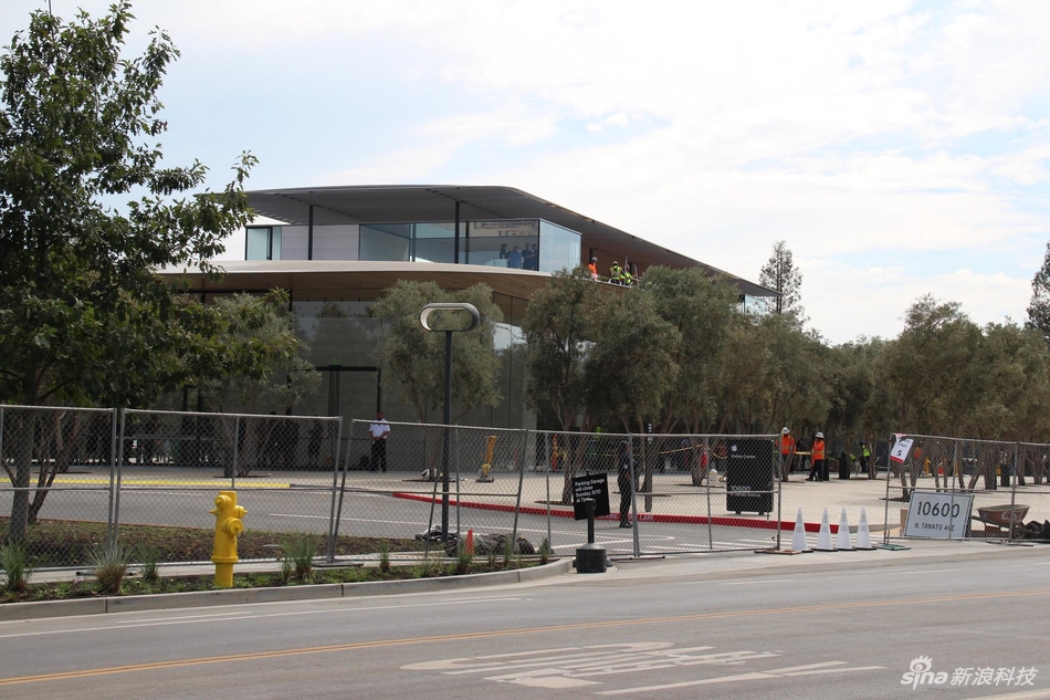 Apple Park外的访客中心。