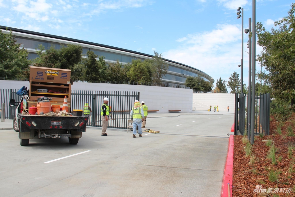 Apple Park主题建筑的入口之一 目前也在做最后修整。