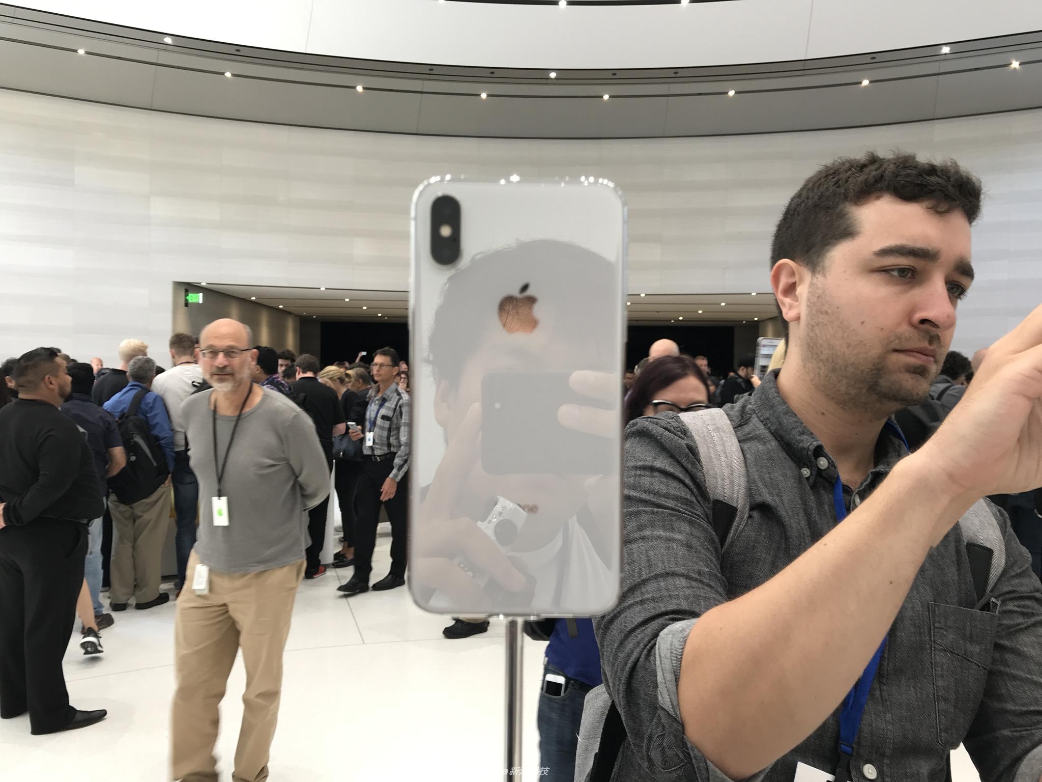 发布会后，新浪科技为大家带来iPhone X现场实拍图集。iPhone X黑色版和白色版正面都是黑色面板，侧面黑色版是金属灰的颜色，而白色版则是不锈钢的原色。