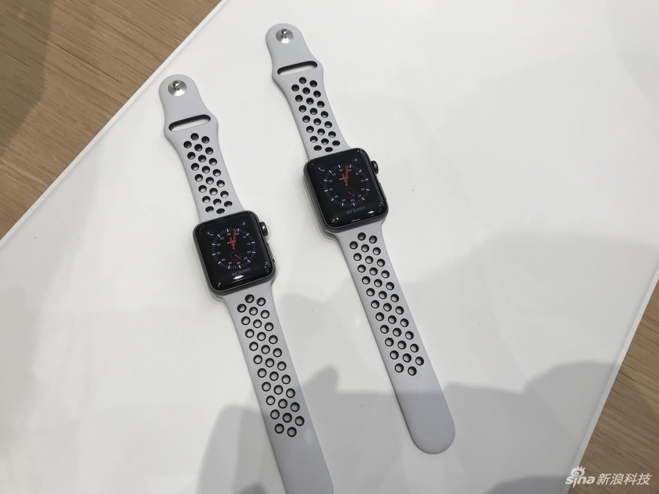 尽管外观和前代产品几乎没有变化，但在配置上进行全面提升。Apple Watch第三代搭载了全新双核处理器性能提升75%，并内置了W2芯片，同时增加蜂窝数据功能，可直接拨打电话。