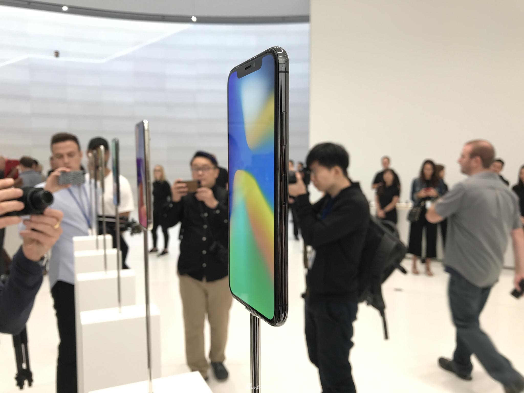 发布会后，新浪科技为大家带来iPhone X现场实拍图集。iPhone X黑色版和白色版正面都是黑色面板，侧面黑色版是金属灰的颜色，而白色版则是不锈钢的原色。